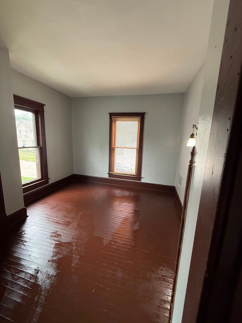 Newark House: 83 N 10th St