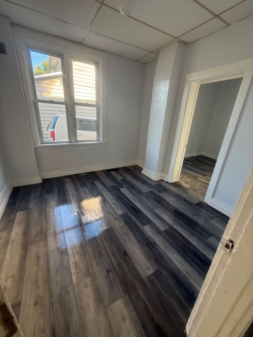 Newark Apartment: 64 Poplar Ave
