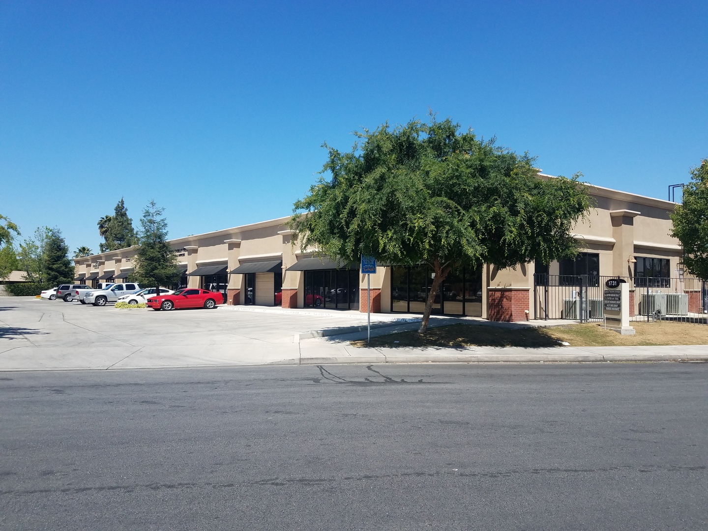 Lease this Commercial office space in Central Bakersfield, CA! This spacious unit offers a