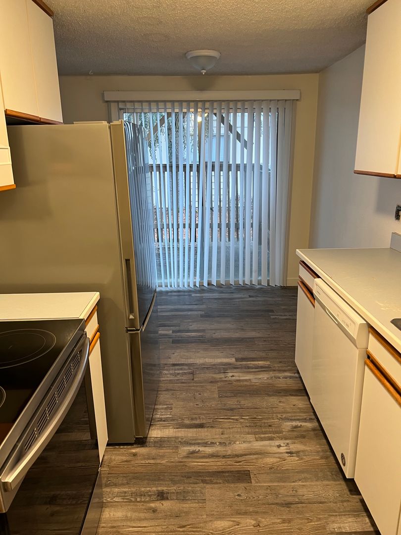 Roseburg Apartment: 555 W Agee St