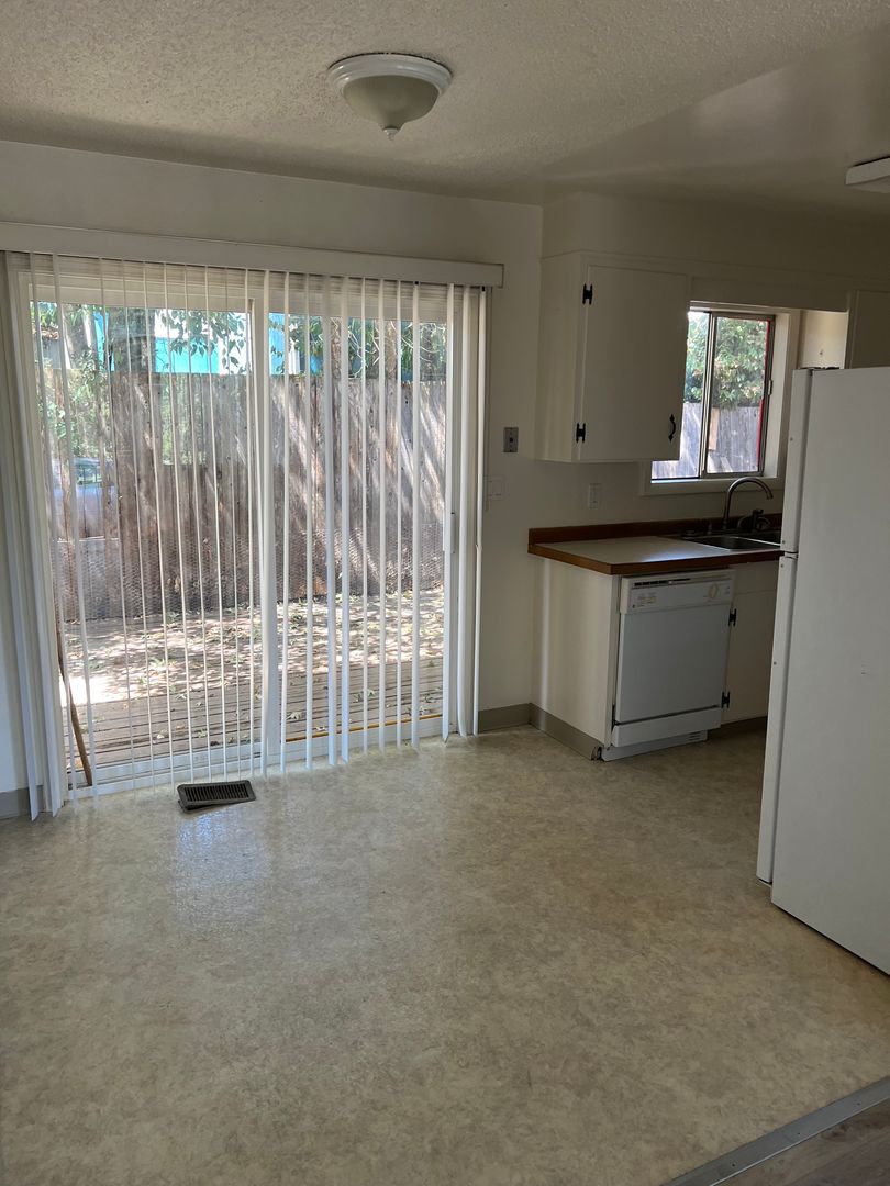 Roseburg Apartment: 555 W Agee St