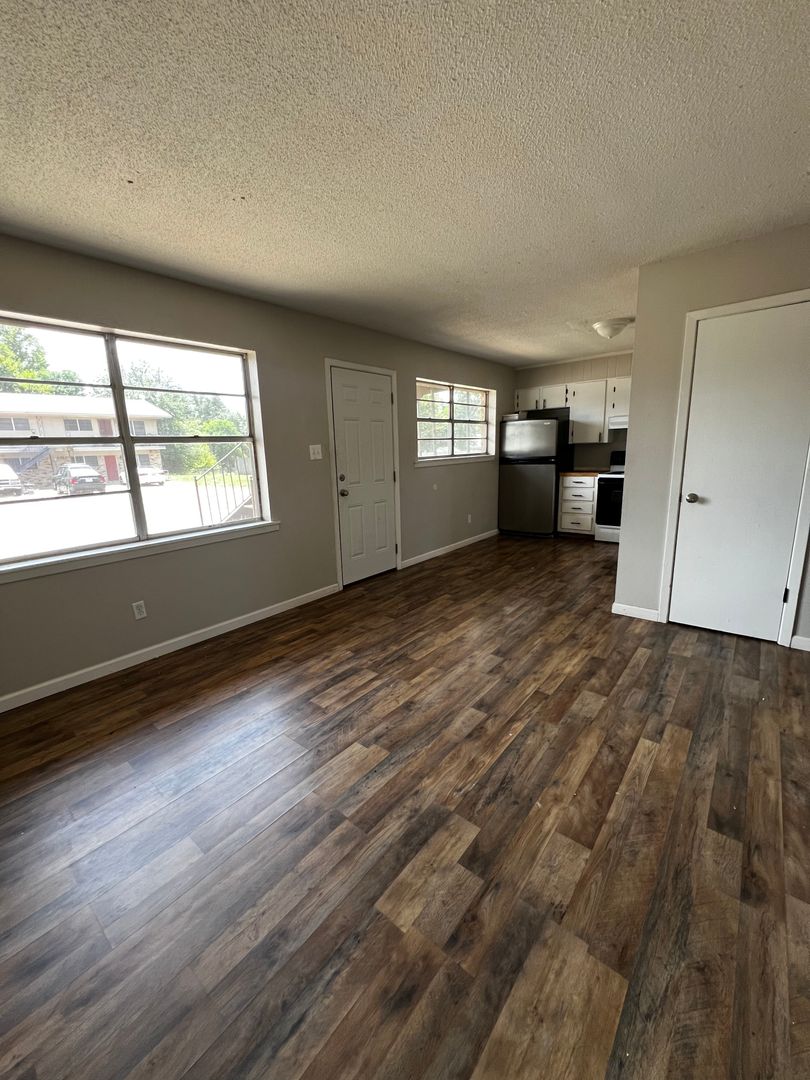 Queen City Apartment: 302 E Houston St