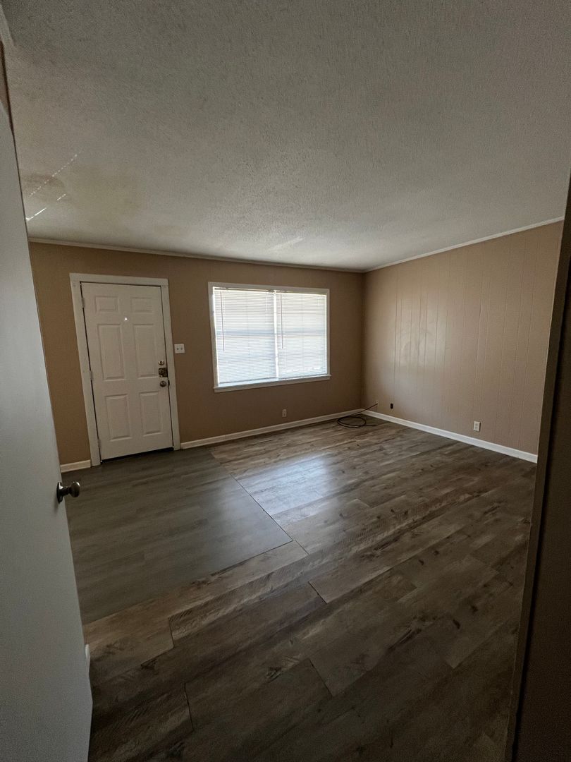 Queen City Apartment: 302 E Houston St