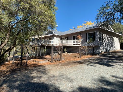 Beautiful Home Located In Lambert Lake Estates!