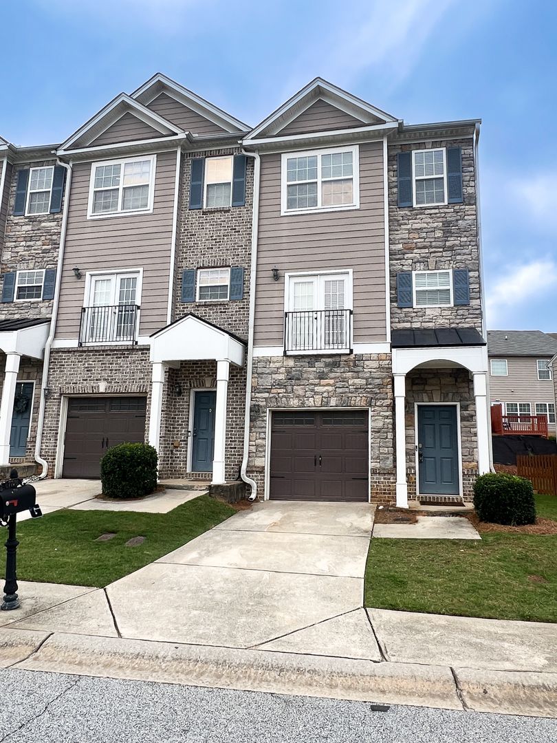 Fairburn House: 7726 Bucknell Terrace