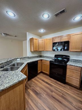 Eagle View - Corporate/ Executive Leasing Fully Furnished - 2 bed/ 2 bath Heritage floorplan – photo 1