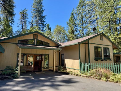 Spacious 3-bedroom, 1-bath Hideaway (triplex)