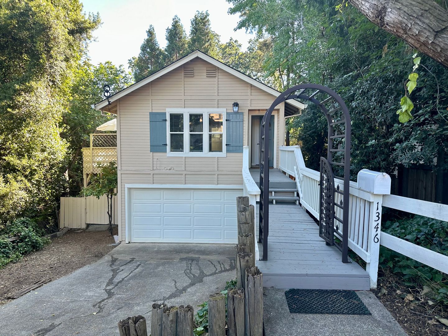 Auburn House: 1346 Cora Lane
