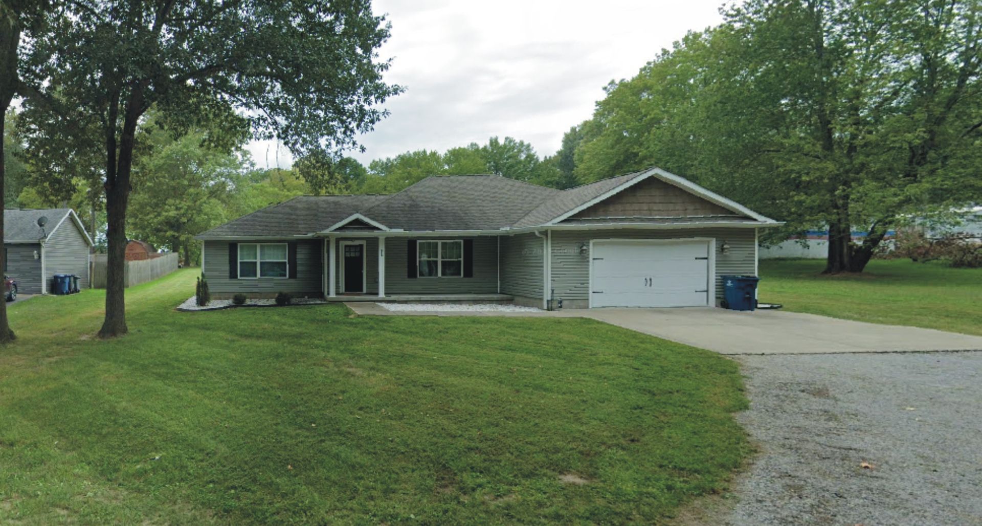 Carterville House: 918 Whitecotton Drive