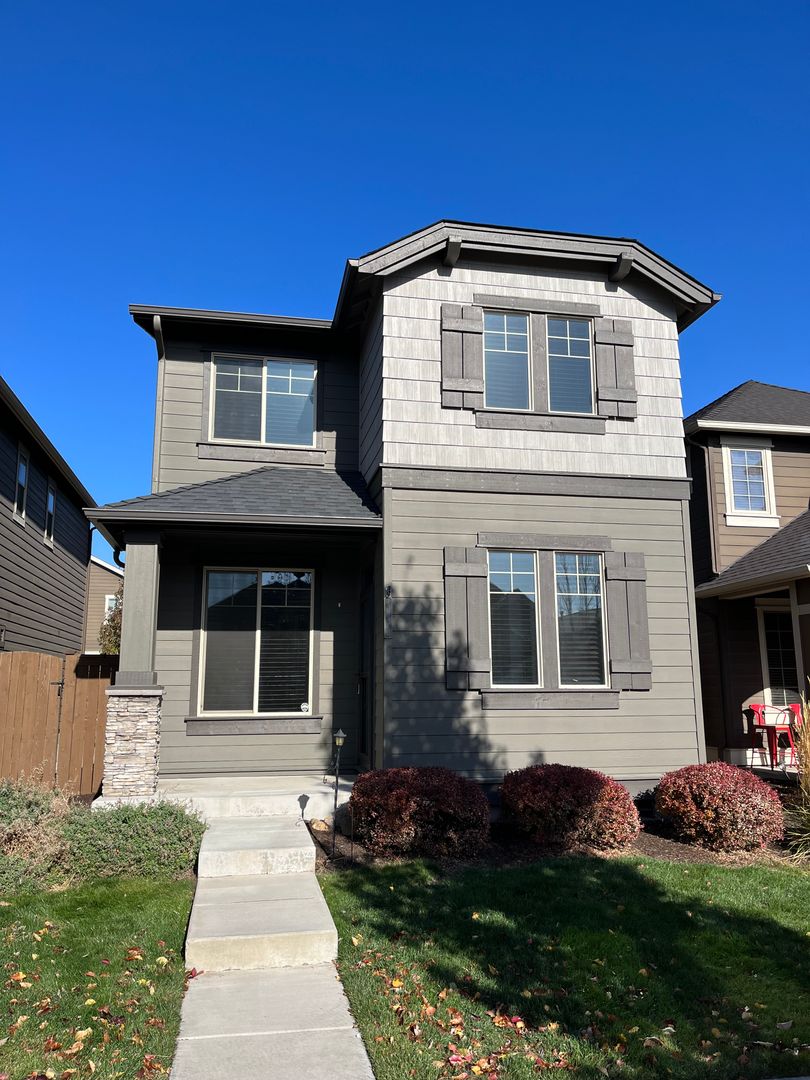 Bend House: 20770 NE Sierra Dr.