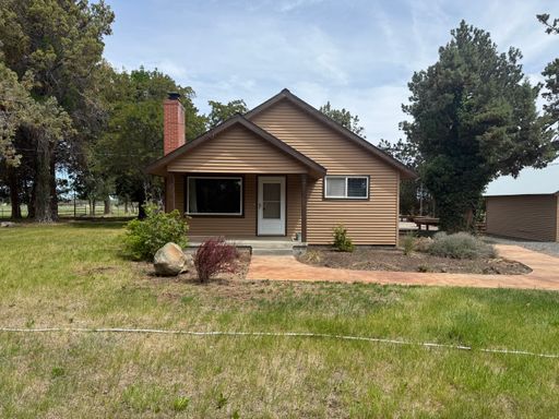 2 Bed/1.5 Bath Single Level Farm House with Mountain Views – photo 1