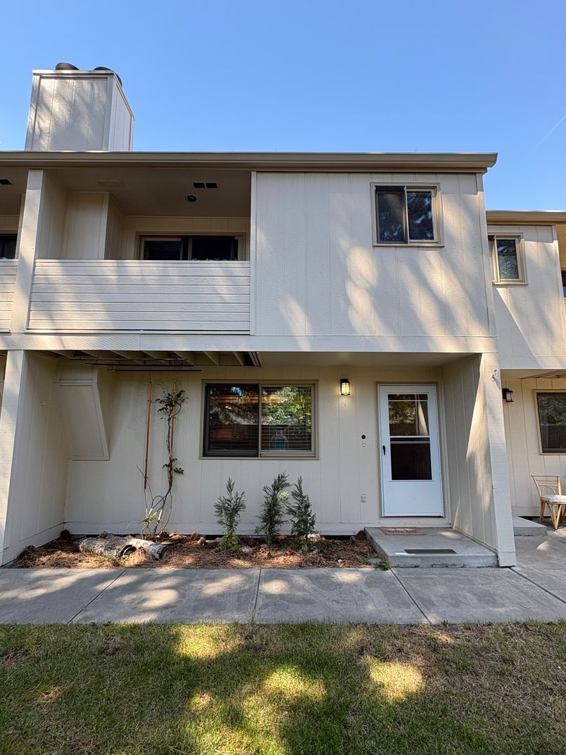 Bend Townhome: 1050 NE Butler Market Rd. #2