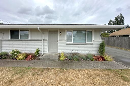 Clean 2 bedroom, single story Apartment in 6 plex Available NOW!