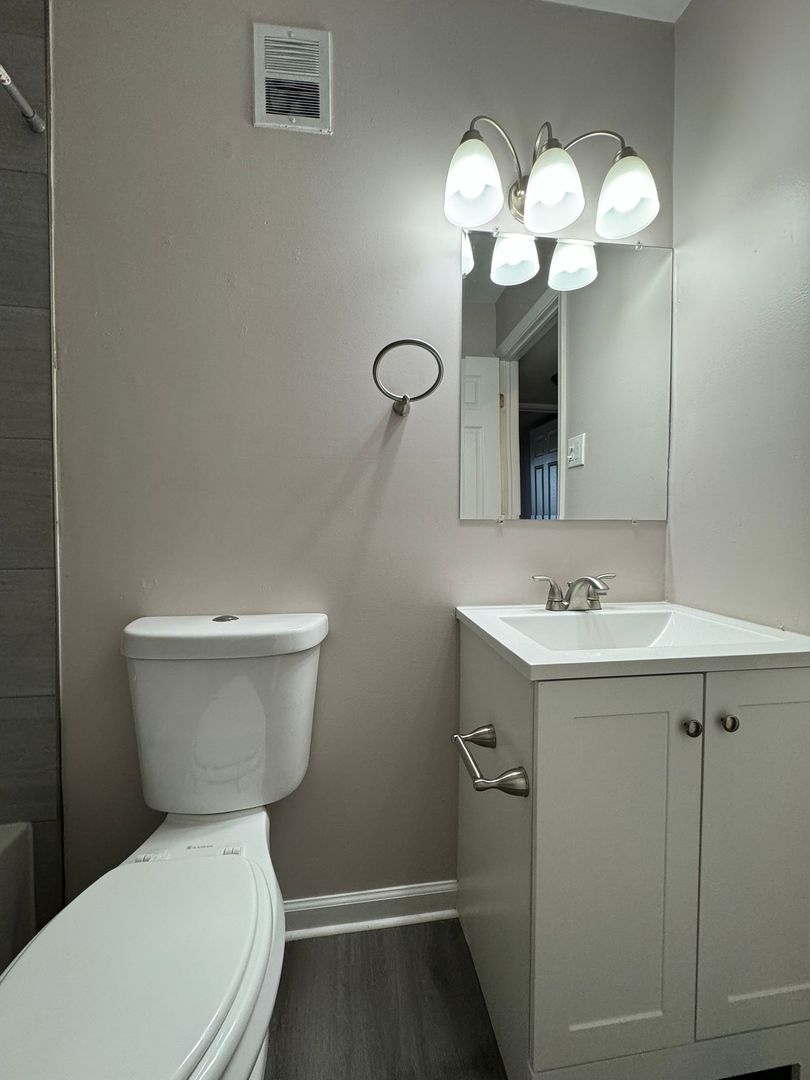 Beautifully Updated 2-Bedroom in Grove Park—Transit Access 5 of 6