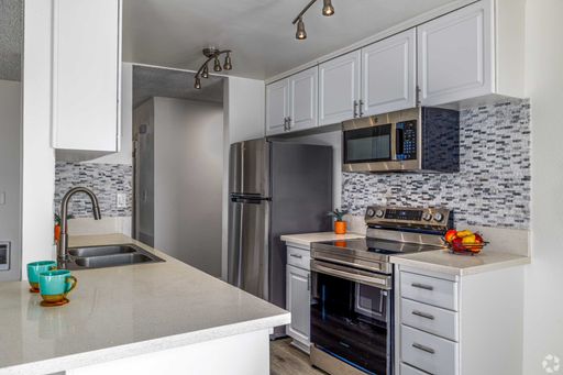 3 Bed 2 Bath Upstairs – photo 1
