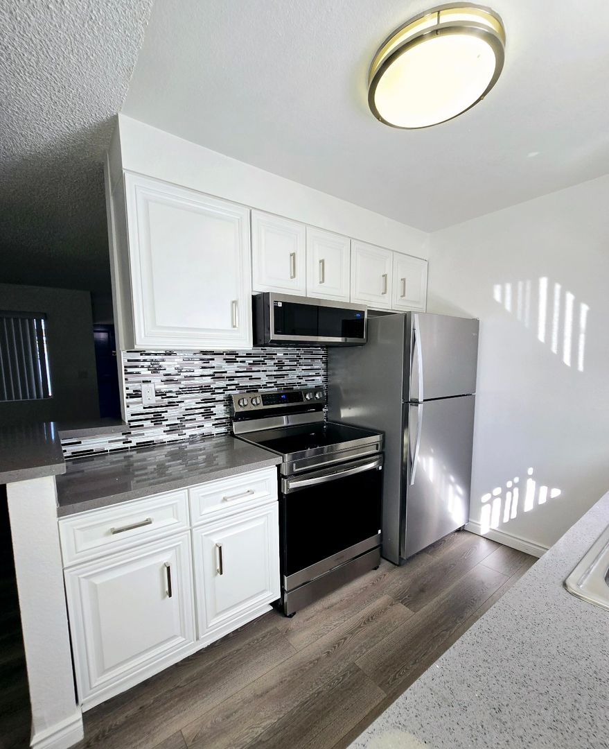 Pasadena Apartment: 2415 Mohawk Street