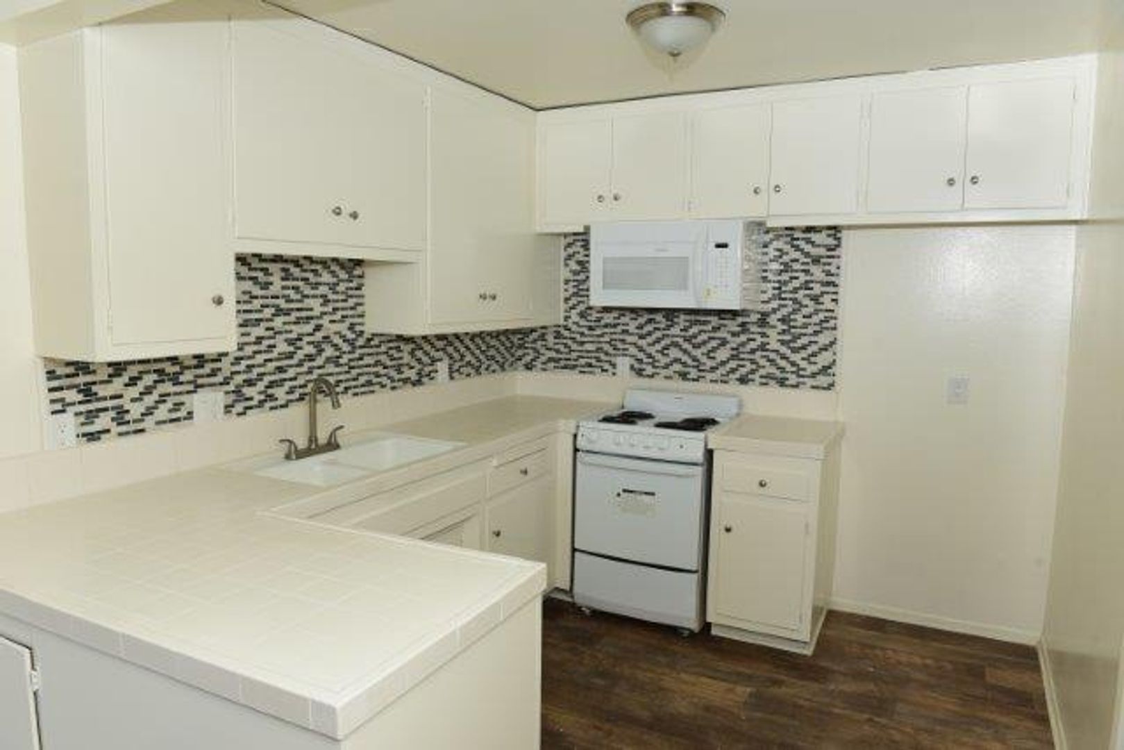 Tustin Apartment: 14445 Redhill Avenue