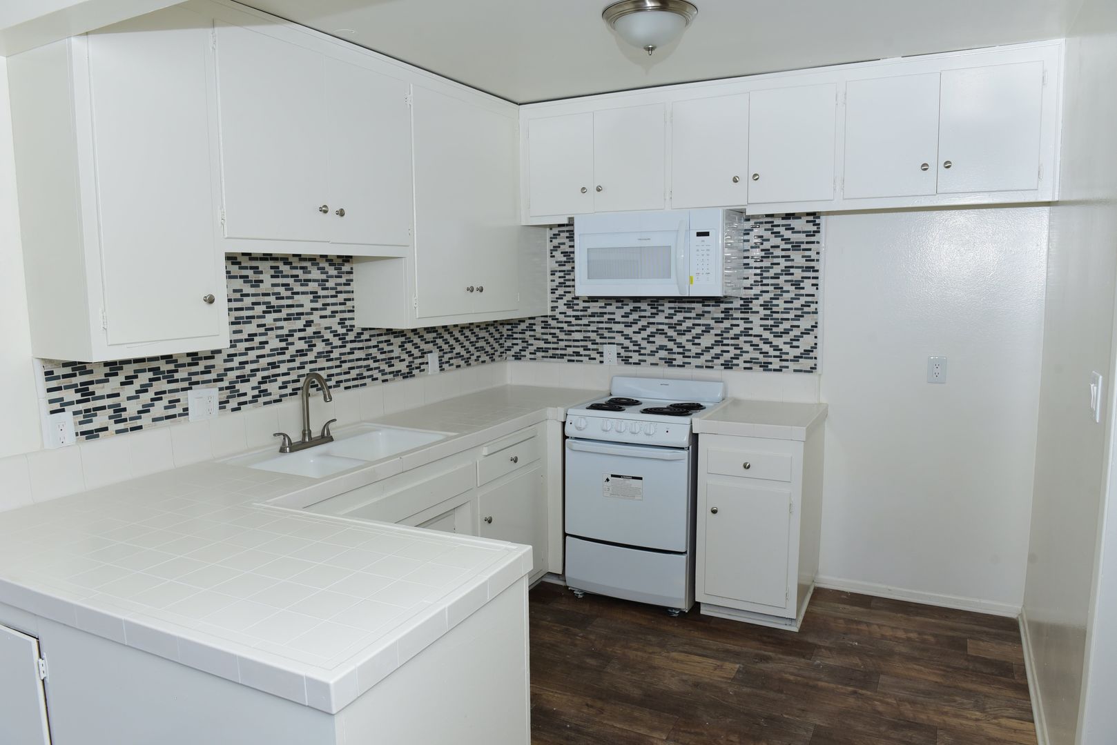 Tustin Apartment: 14445 Redhill Avenue