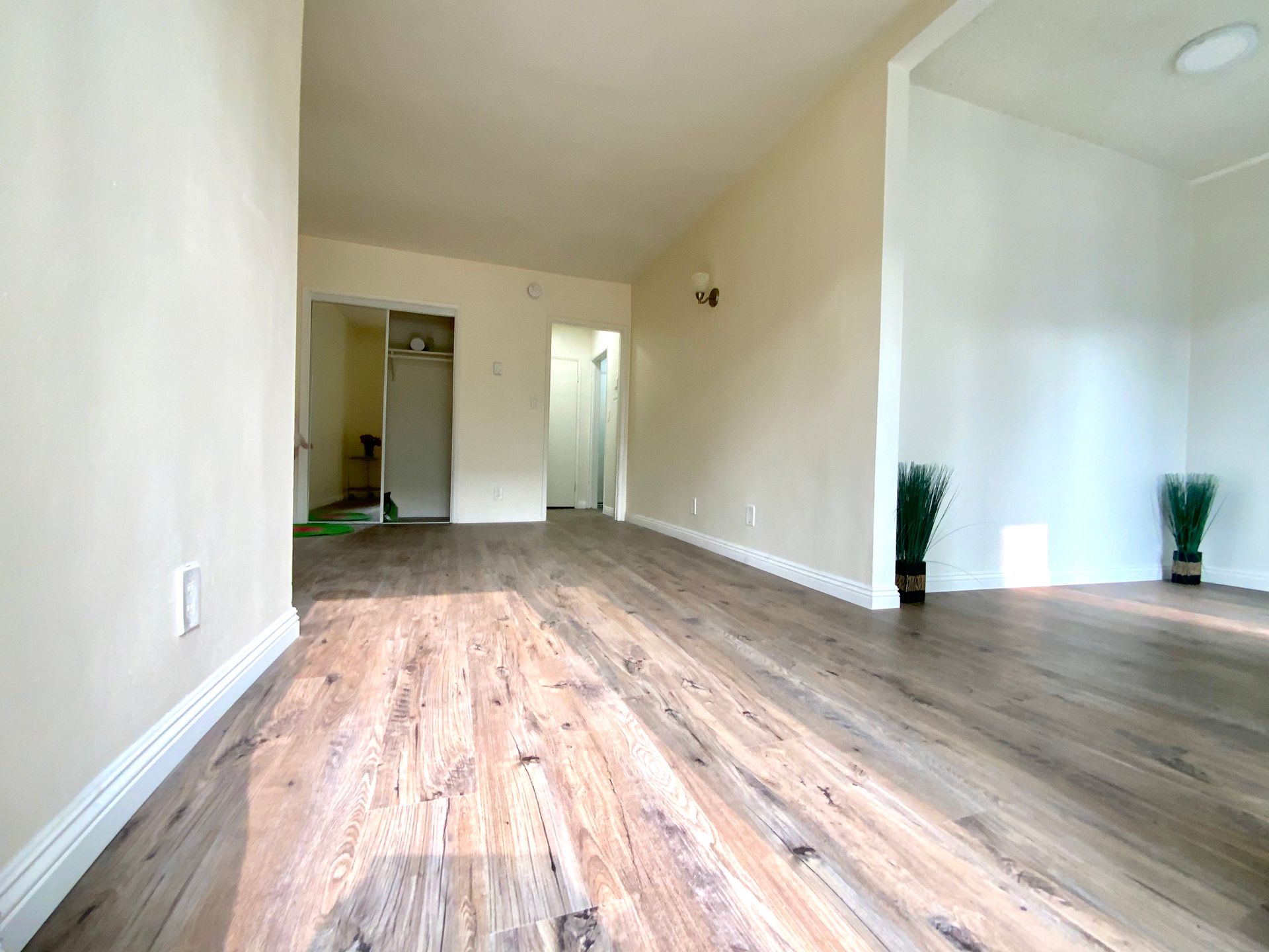 Real deal - single apt in Ktown with electricity included – photo 1