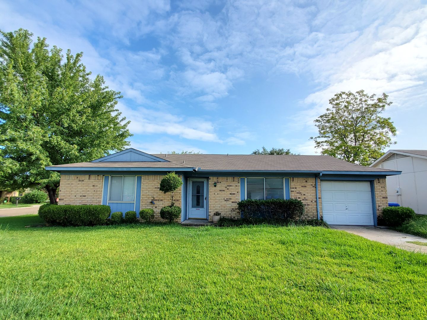 Rowlett House: 3118 Leanne St