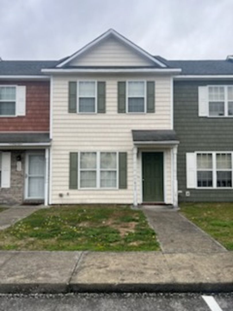 Jacksonville House: 605 Streamwood Drive