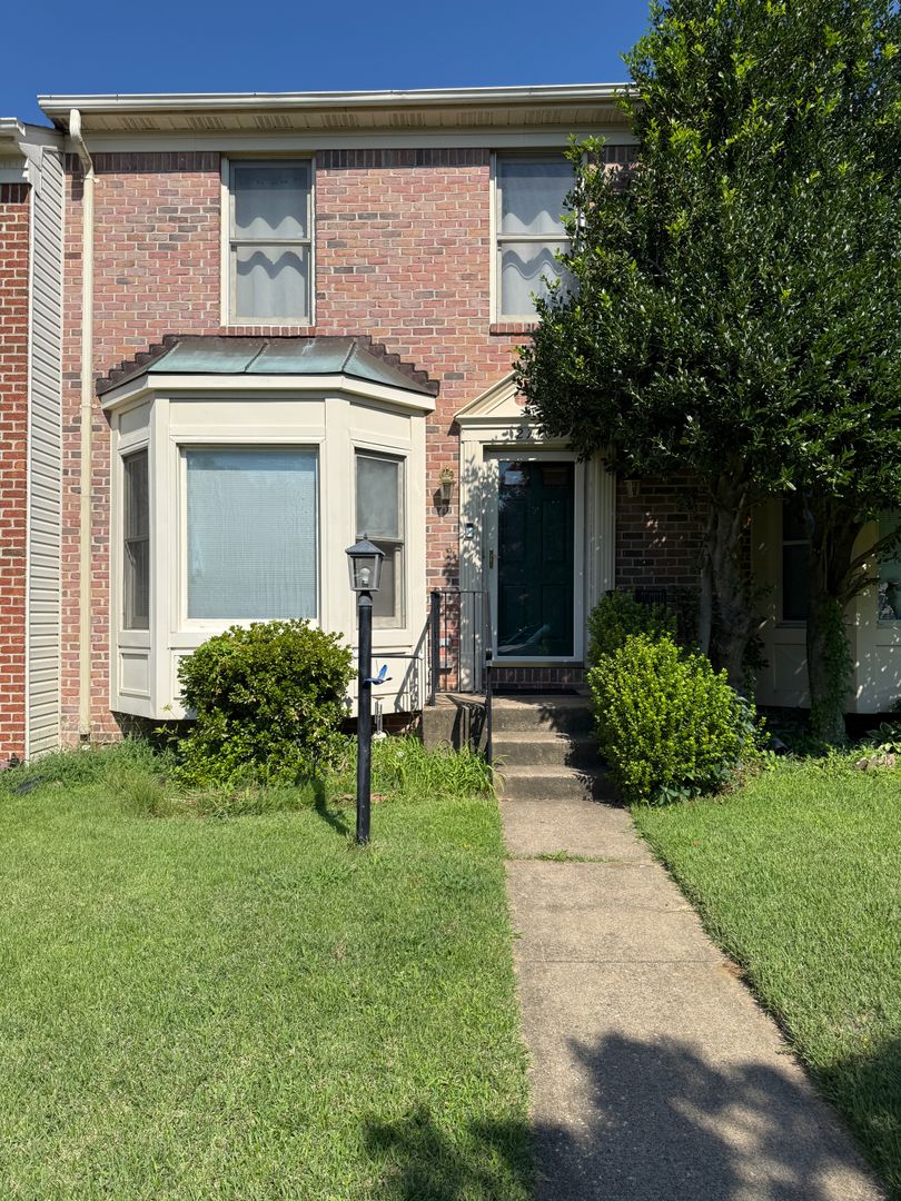 Woodbridge House: 2740 Winston Ct