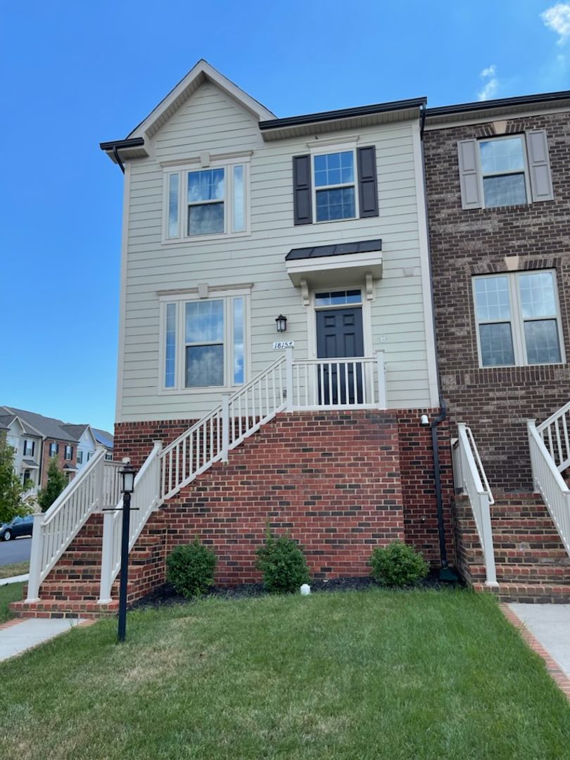 Dumfries House: 18157 Red Mulberry Rd