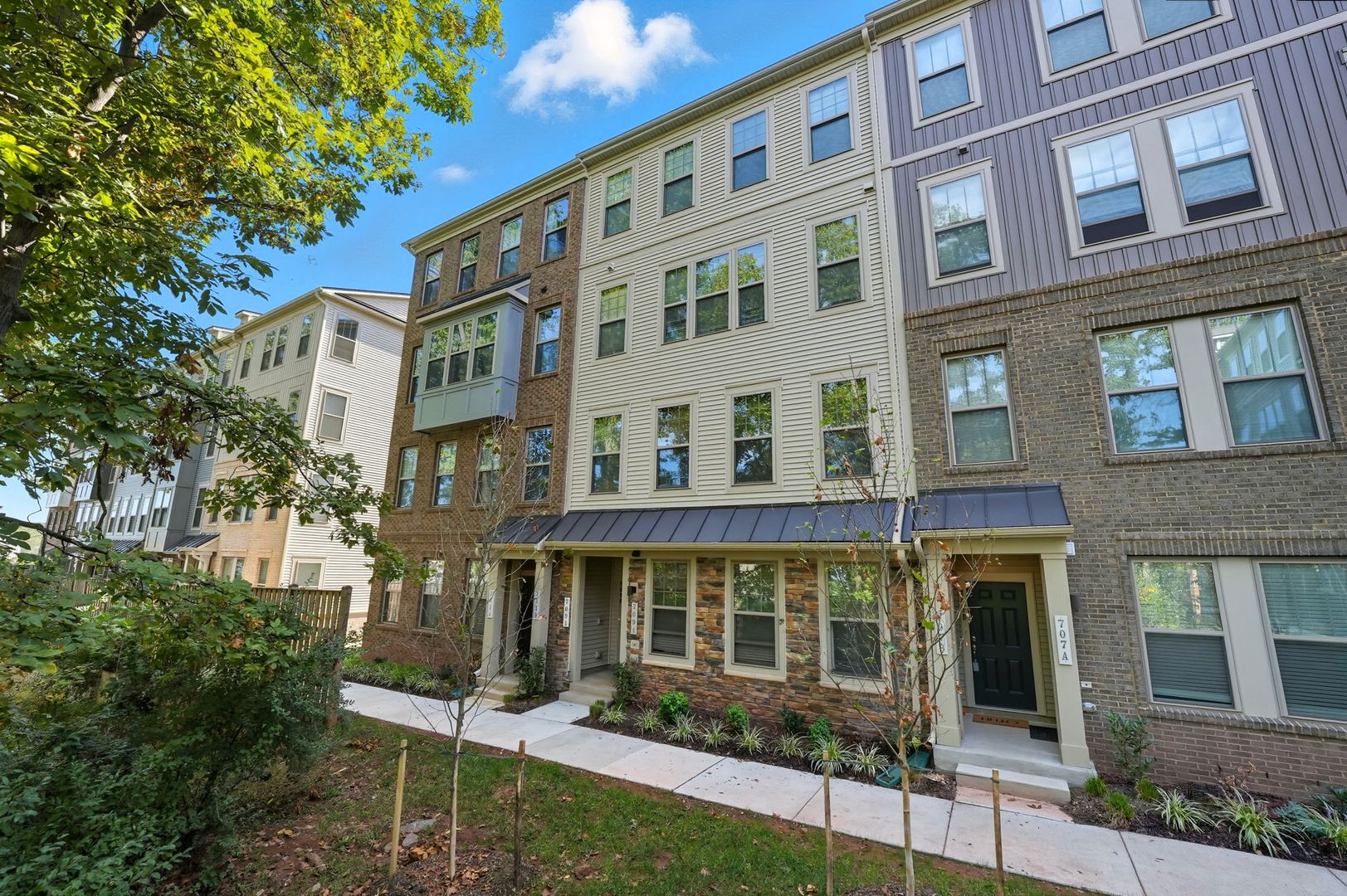 Manassas Park House: 709  Thomas Ln