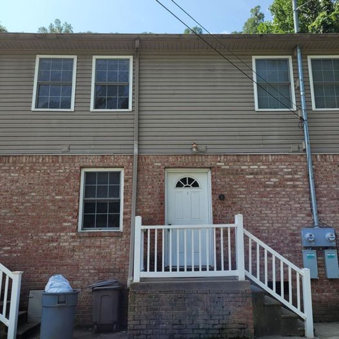 Chelyan Apartment: 225 Little Creek Rd