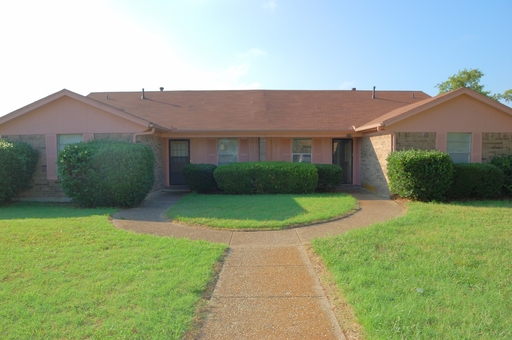 Delightful 2 Bedroom Duplex in Cleburne with Direct Access to Chisolm Trail Pkwy! – photo 1