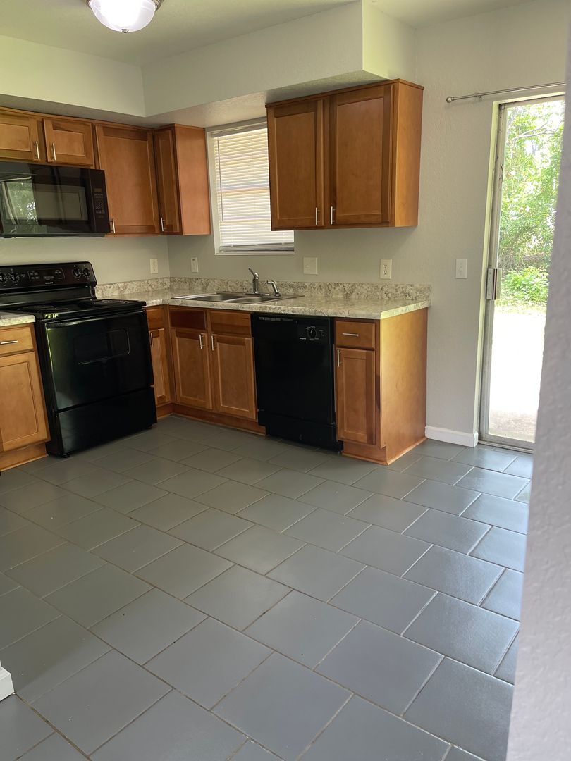 Searcy Apartment: 701 South Elm Street