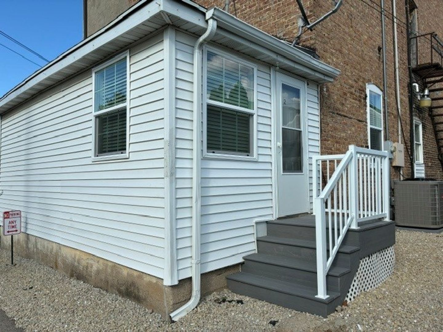 Darien Apartment: 20 N Wisconsin St