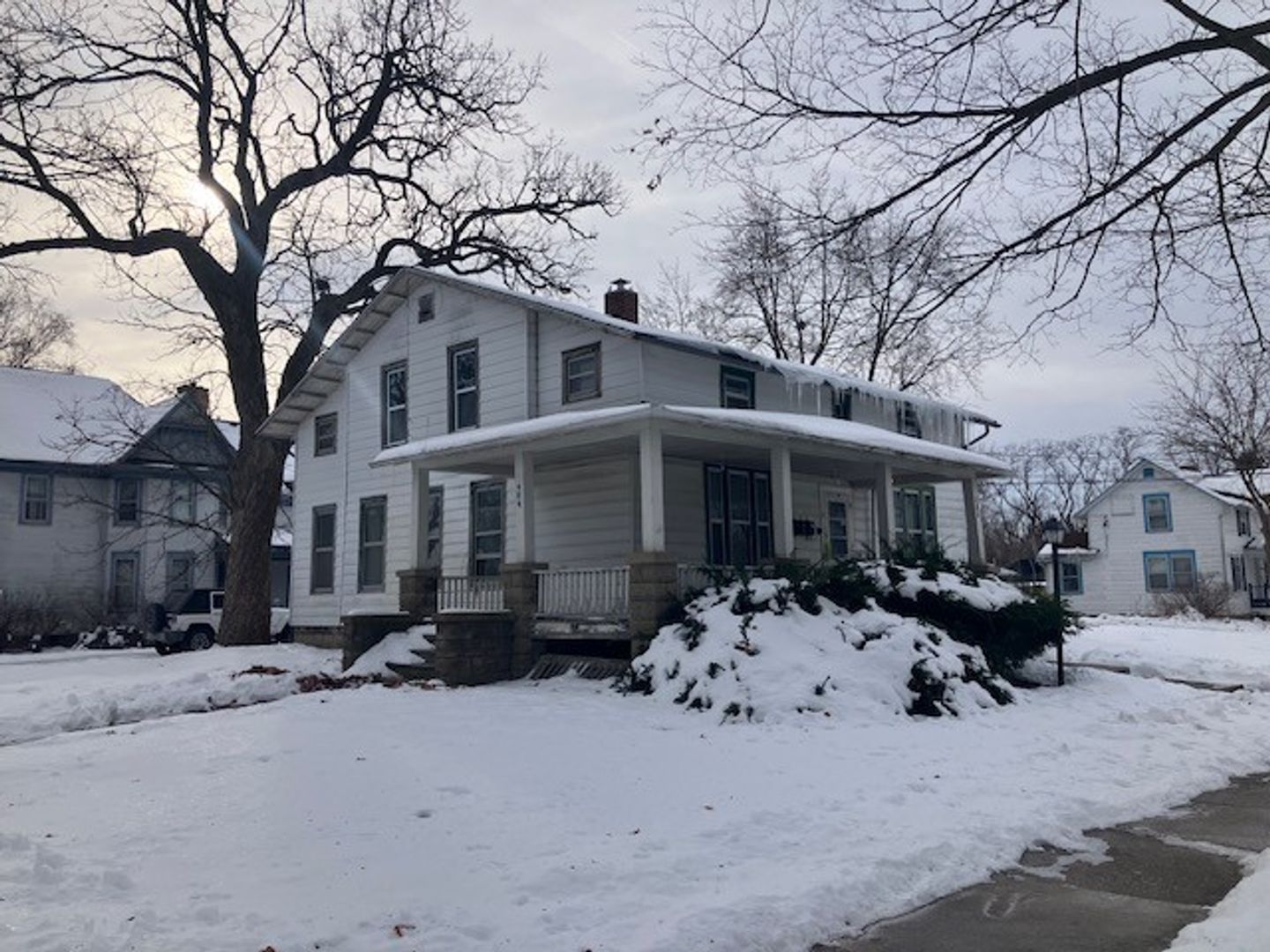 Delavan Apartment: 404 S Main Street