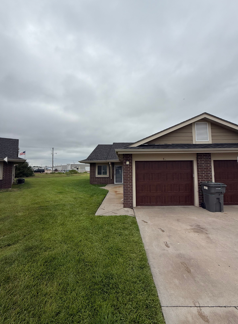 Great Bend Apartment: 717 Coolidge St.