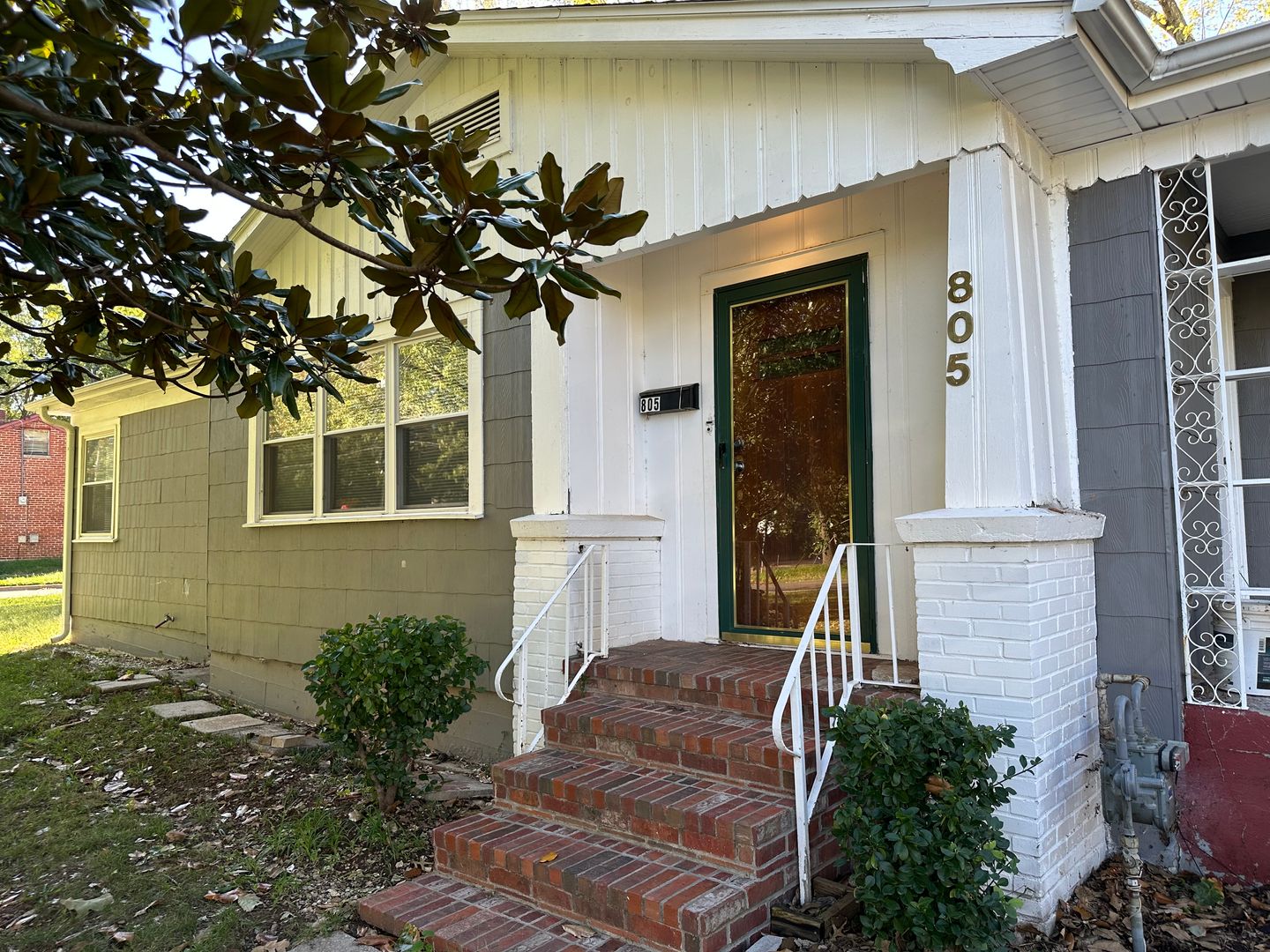 Springfield House: 805 S Oak Grove Ave