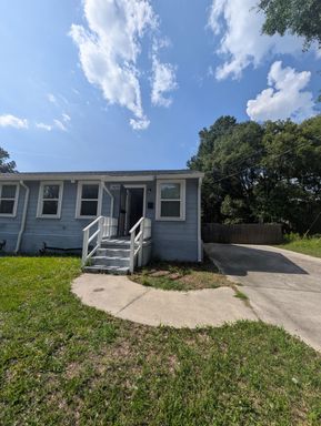 Beautifully Refreshed 2BR Gem – photo 1