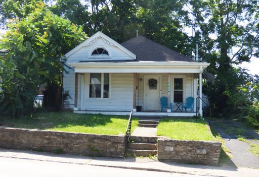 Vintage, Renovated SF House! High Ceilings, HW Floors, Covered Porch, Off-Street Parking! – photo 1