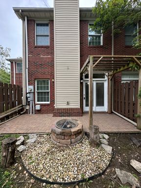 Upscale Townhouse near UK! All Electric, Off-Street Parking, Near UK Hospital, Small Pets Ok! – photo 1