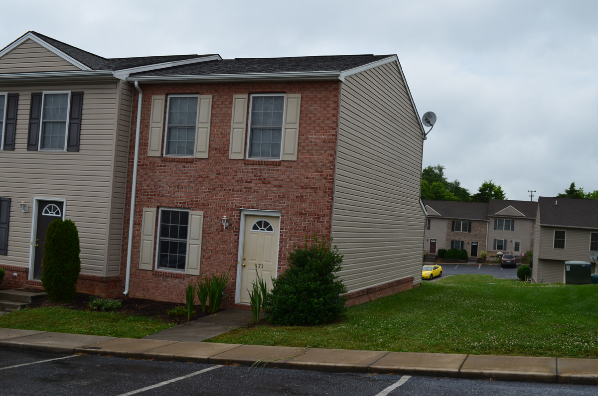 Broadway Townhome: 171 Sandy Ln.