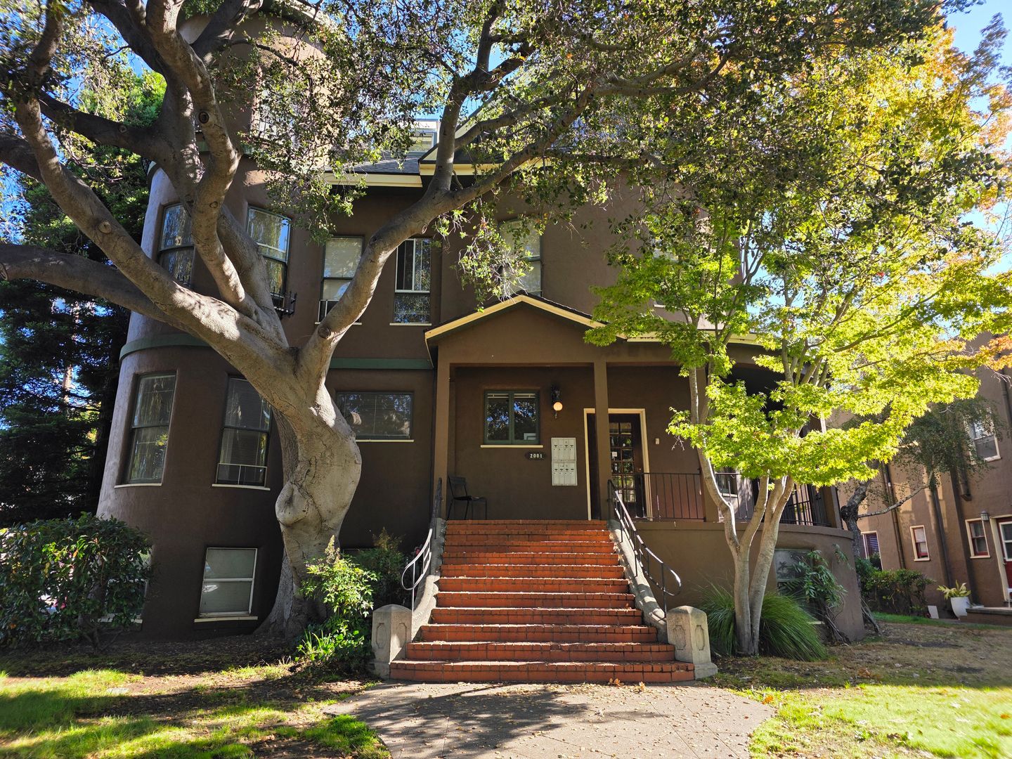 Alameda Apartment: 2001 Alameda Ave