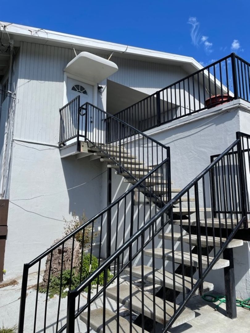 Pacifica Apartment: 409 Lewis Ln