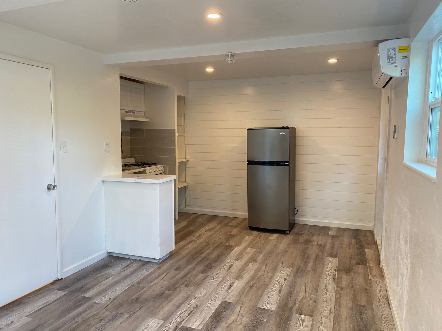 Pacifica Apartment: 411 Lewis Ln
