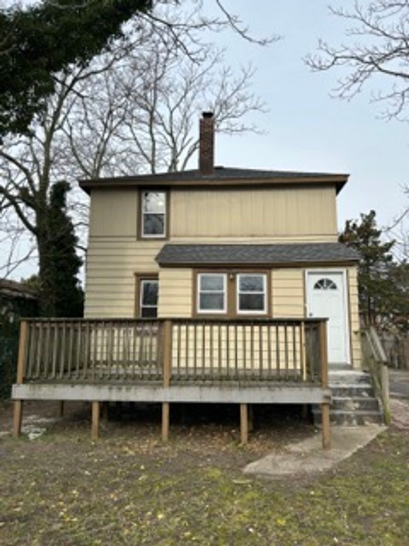 Pleasantville House: 217 Abbey Lane
