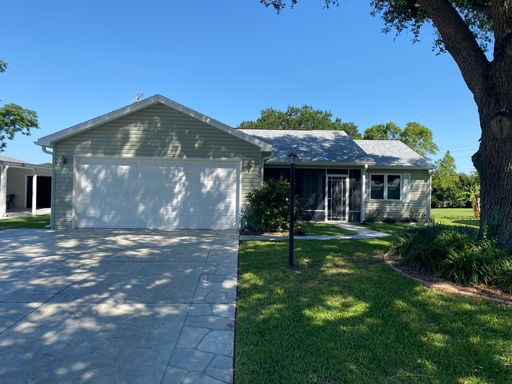 Spectacular Fully Furnished SEASONAL Home with Golf Course views and pool*