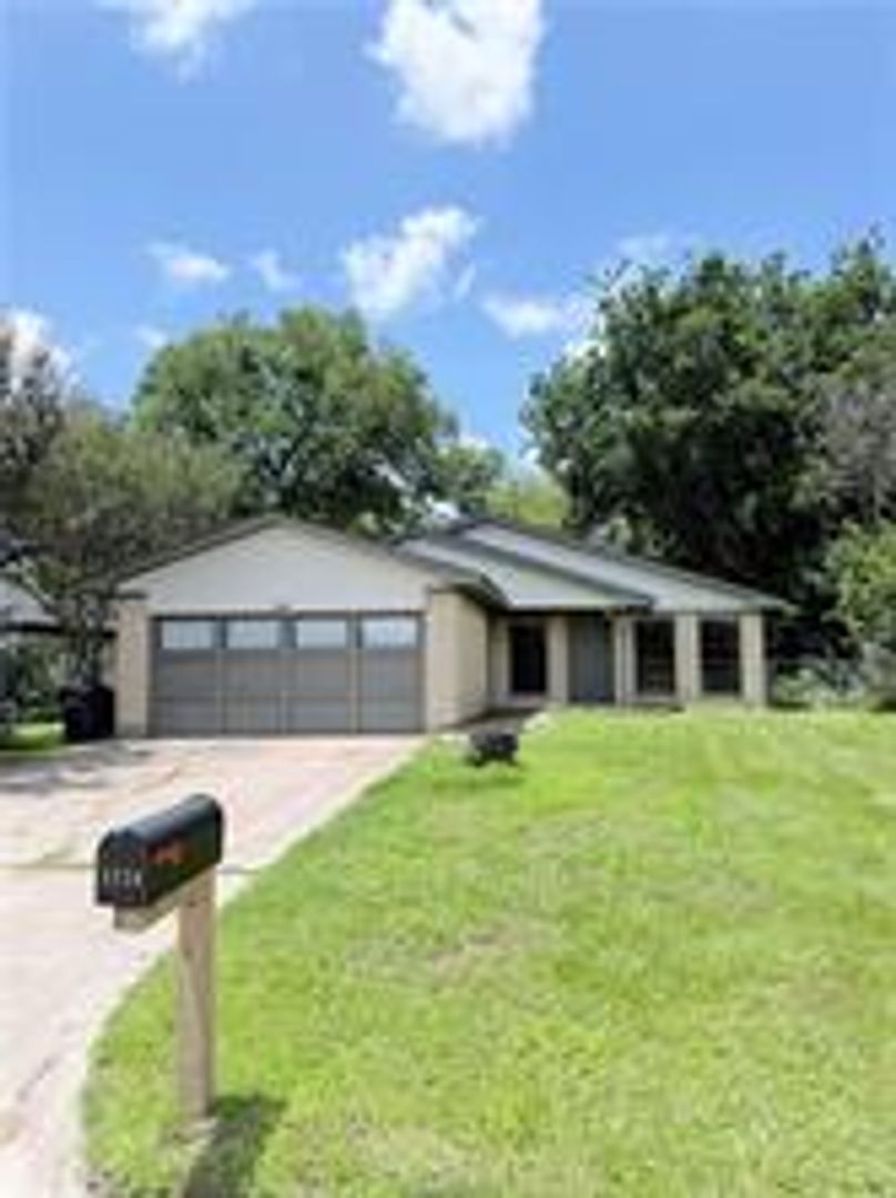 College Station House: 1118 Dexter Drive South