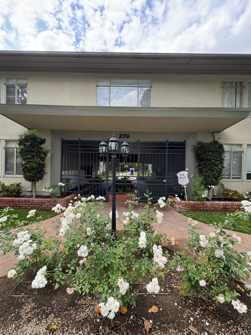 Pasadena Apartment: 239 S. Madison Avenue