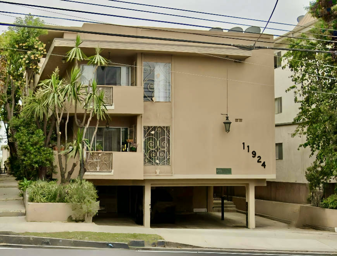 Los Angeles Apartment: 11924 Montana Ave.