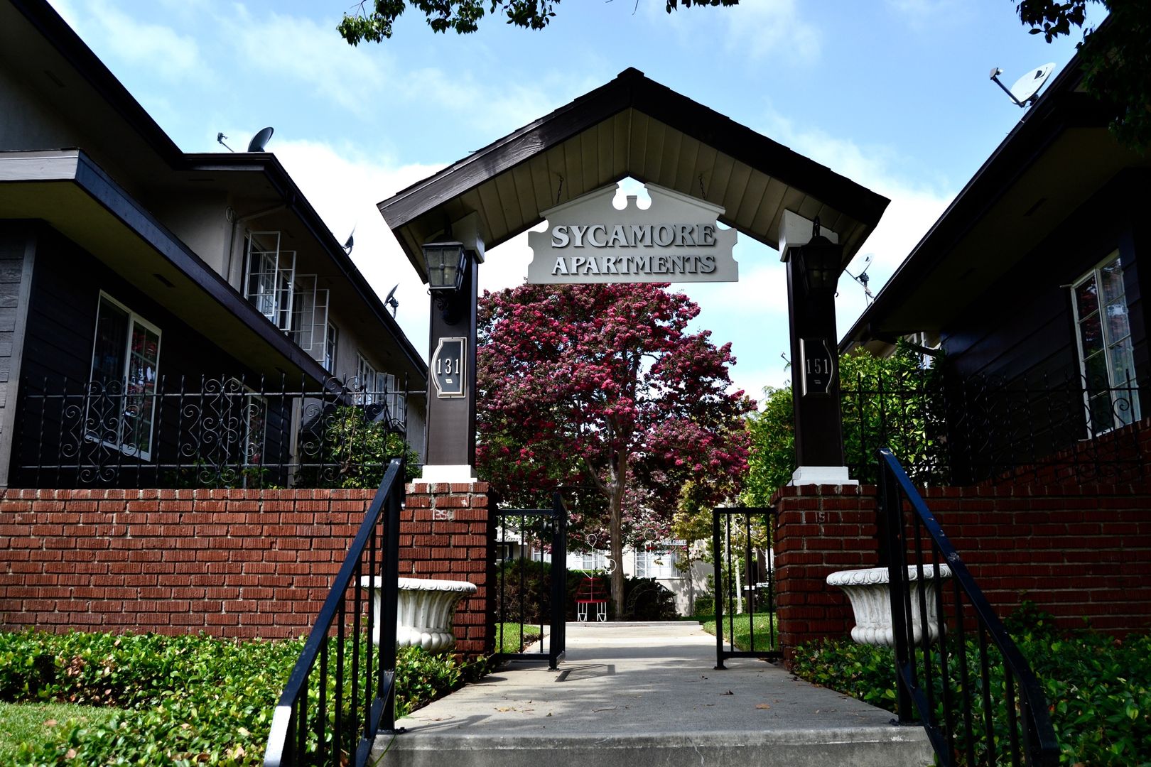 Pasadena Apartment: 131 N Holliston Ave