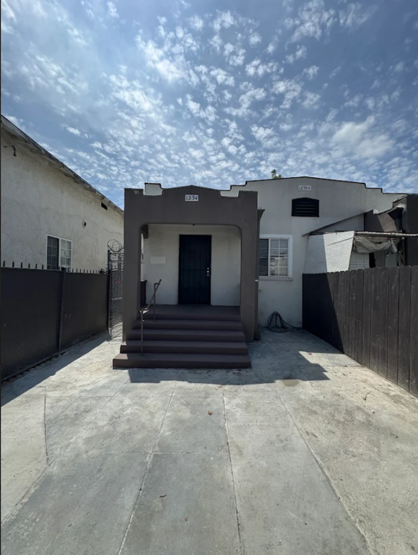 Los Angeles Apartment: 1234-1236 Rolland Curtis Pl.