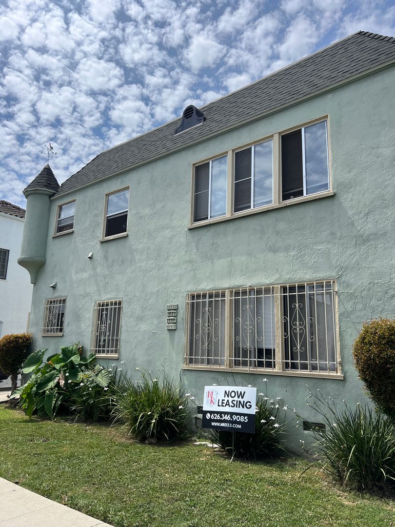 Los Angeles Apartment: 439 N. Spaulding Ave.